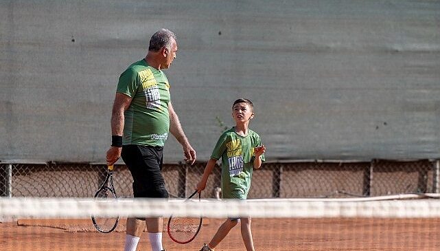 Yenişehir’de kuşaklar kortta buluştu