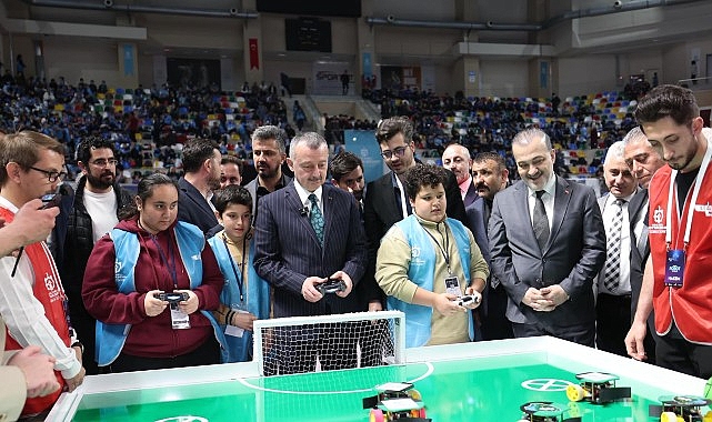 Başkan Büyükakın, robot yarışmasına katıldı, Kocaelisporlu futbolcularla maç yaptı