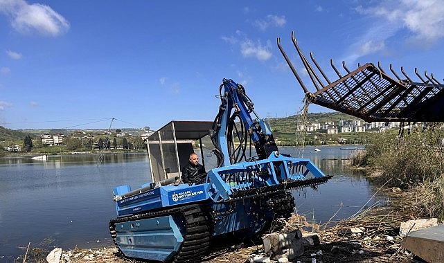 Kocaeli Büyükşehir Belediyesi, Gölkaypark’taki göleti temizledi