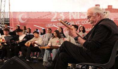 Usta Sanatçı Cahit Berkay Gençlerle Aynı Sahneyi Paylaştı