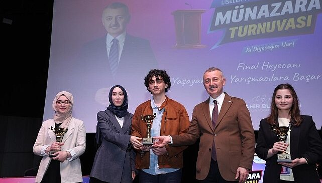 Başkan Büyükakın, gençlerin münazarasından çok etkilendi: “Yarınlarımız emin ellerde”