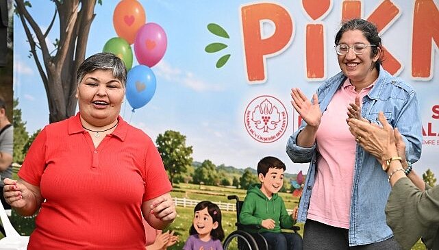 Yağmur Gülümsemeye Engel Olamadı