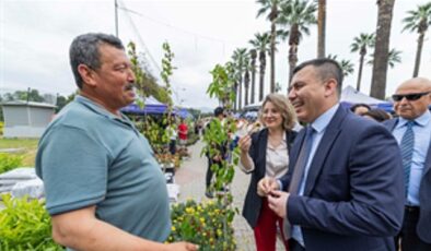 İzmir çiçek açtı, her yer rengârenk oldu