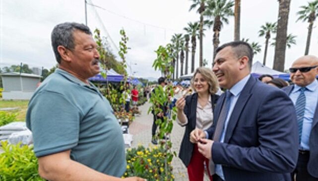 İzmir çiçek açtı, her yer rengârenk oldu