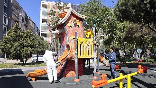 Konak’ın parklarında temizlik mesaisi
