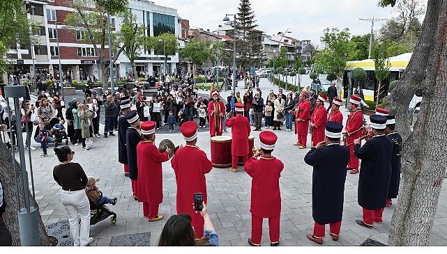 Konya Büyükşehir Mehter Takımı İle Şehrin Meydanlarında Mehter Coşkusu Sürüyor